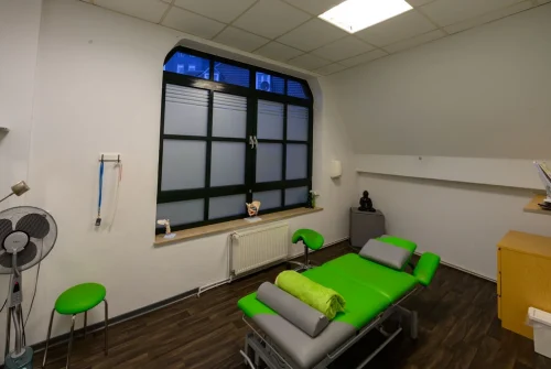 Behandlungsraum-Liebscher-&-Bracht-Praxis-Anne-Schmidt